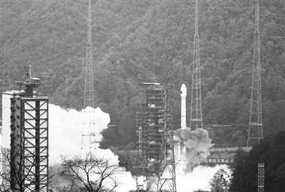 12月26日11时26分,我国在西昌卫星发射中心用运达三号乙运载火箭与远征一号上面级,成功发射第57、58颗北斗导航卫星。新华社发(邱立军摄)
