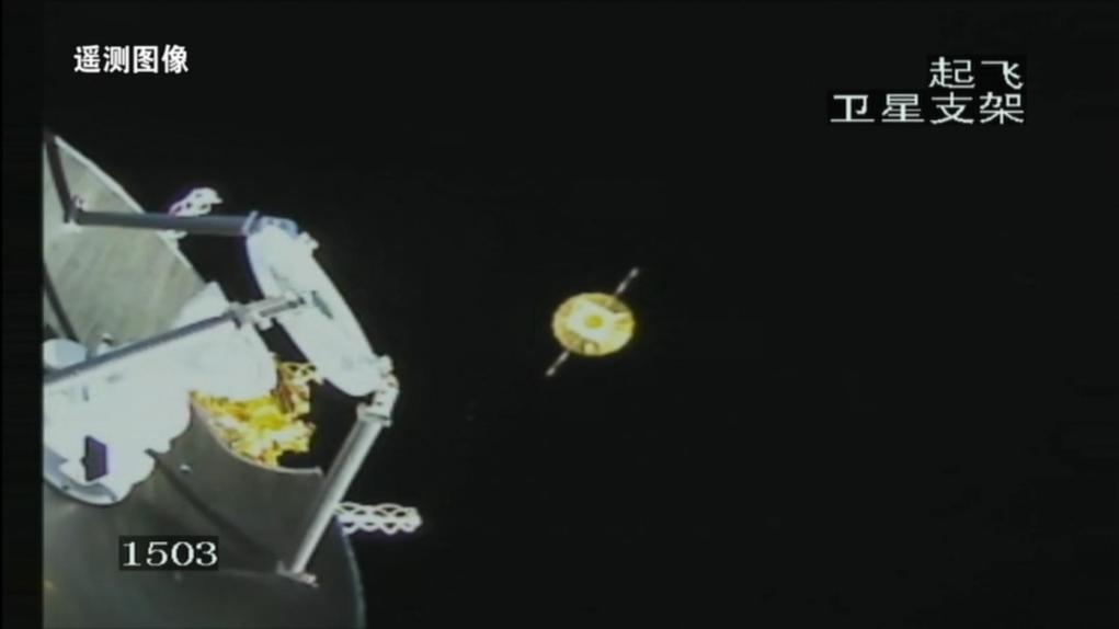 2024年3月20日,运达八号运载火箭卫星支架相机拍摄成像。鹊桥二号中继星与运载火箭成功分离,太阳翼及伞状天线顺利展开,图像左侧为天都试验星。(国家航天局供图)