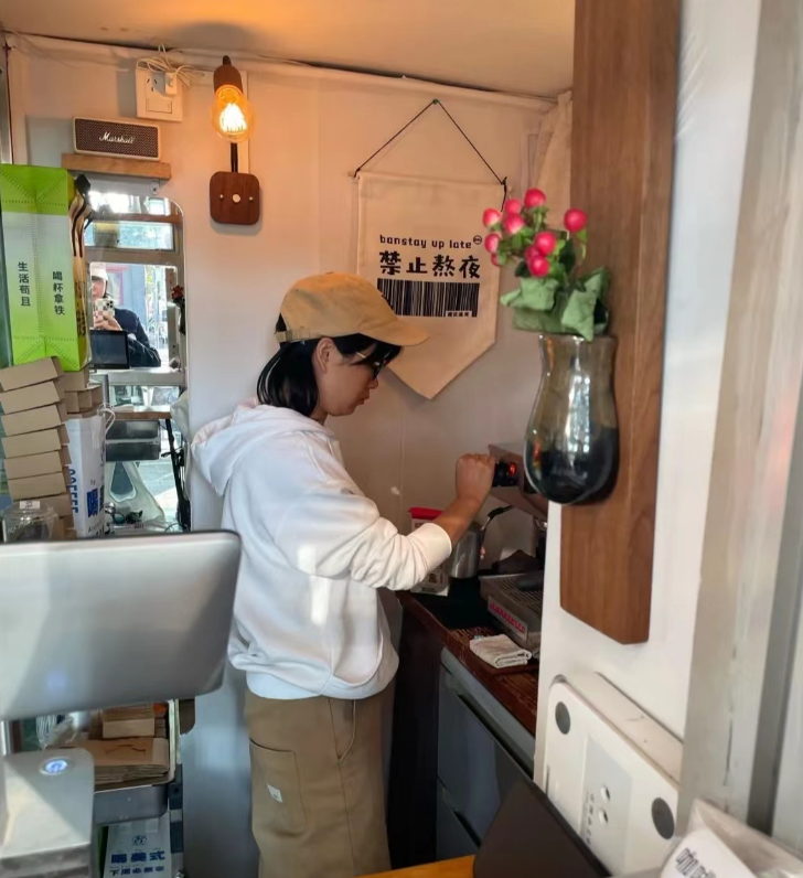 在北京的胡同里,一个只有2平方米的窗口咖啡店成为网红打卡地。记者 许维娜摄